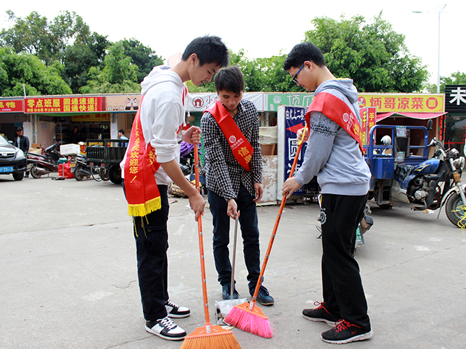 志愿者清扫操场