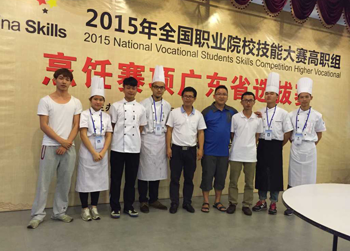 选手与指导老师合影留念