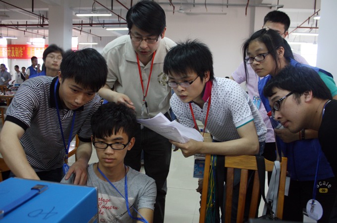 我校代表队调试比赛作品,评委老师打分