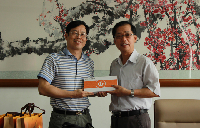 赠送我校纪念品