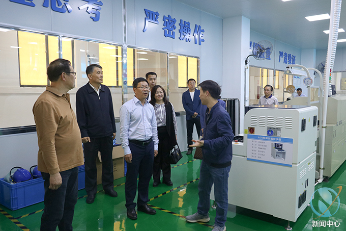 说明: D:\Backup\Documents\WeChat Files\wxid_538tascmzp7l22\FileStorage\File\2023-04\2023.04.10 汕尾职业技术学院校长一行来访交流 摄影：潘峰芝 刘绮欣\已处理\蔡昭权校长，陈德清校长参观电信课室.jpg