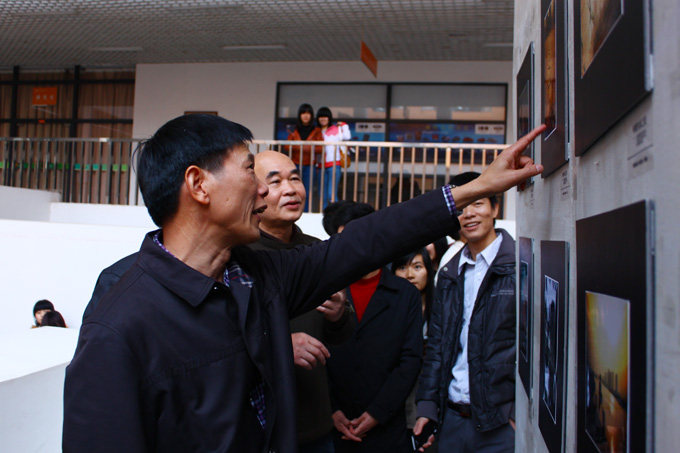 校党委书记高仁泽欣赏摄影作品